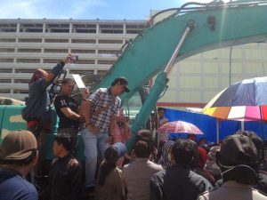 Pedagang Sentral Duduki Ekskavator, PD Pasar Makassar Tetap Bersihkan Lapak