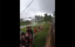 Pusaran Angin di Atas Sungai Simbuang Hebokan Warga Mamuju