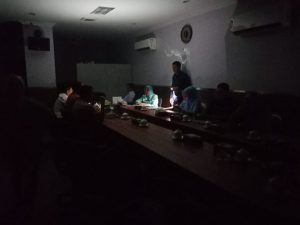 Gara-gara Pemadaman Listrik, Rapat di DPRD Makassar Pakai Senter HP