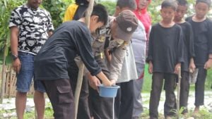 Manfaatkan Lahan Tidur, Bhabinkamtibmas Ajari Siswa SD Buat Apotik Hidup