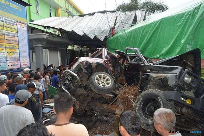 Truk Tronton Mengamuk 4 Orang Tewas 14 Mobil Rusak Fajar