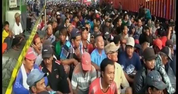 Salam Tempel Rp50 Ribu, Ribuan Lansia dan Anak-anak Rela Antre Berjam-jam