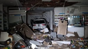 Dini Hari, Mobil Seruduk Apotek, Satpamnya Meninggal