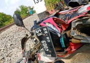 Pemotor Tewas Disambar Kereta