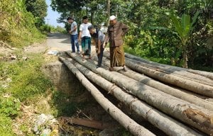 Legislator DPRD Wajo Tinjau Jembatan yang Terputus di Pitumpanua