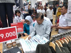 Usai Rayakan HUT Kalla Grup, JK Beli Pakaian di Nipah Mall
