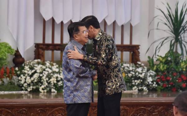 Presiden Joko Widodo menyalami dan merangkul Wakil Presiden Jusuf Kalla pada acara silaturahmi seluruh jajaran Kabinet Kerja di Istana Negara, Jakarta, Jumat (18/10). Foto: Biro Pers dan Media Sekretariat Presiden