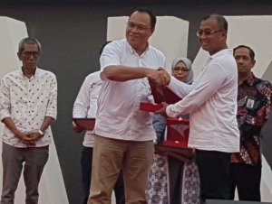 Rektor IBK Nitro Terima Penghargaan Akademisi Penggerak Literasi dan Inklusi Keuangan