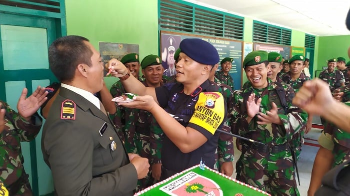 Danyon Suapi Kue untuk Danramil, Perayaan HUT Ke-74 TNI