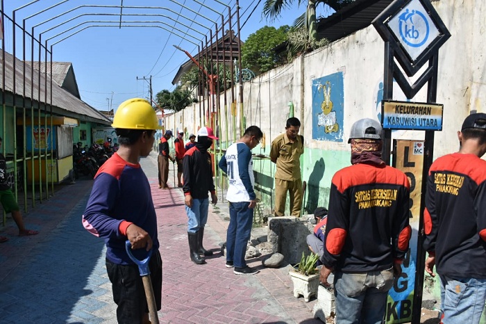Camat Panakkukang Muh Thahir Rasyid Bersih-bersih Bersama Satgas Panakkukang