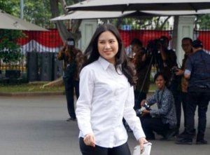 Profil Angela Herliani Tanoesoedibjo, Lulusan Australia