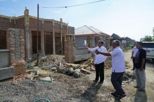 Dollah Mando Tinjau Proyek, Pastikan Selesai Tepat Waktu