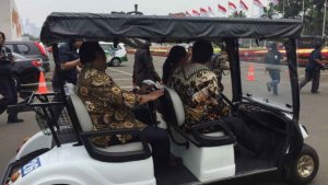 Berkeliling di Kompleks Parlemen, Puan Maharani Setir Mobil Golf