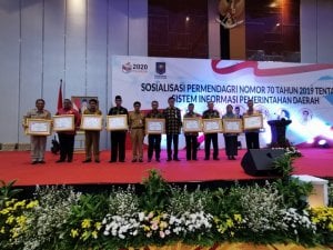Mendagri RI Anugerahi Makassar Penghargaan Implementasi SIPD