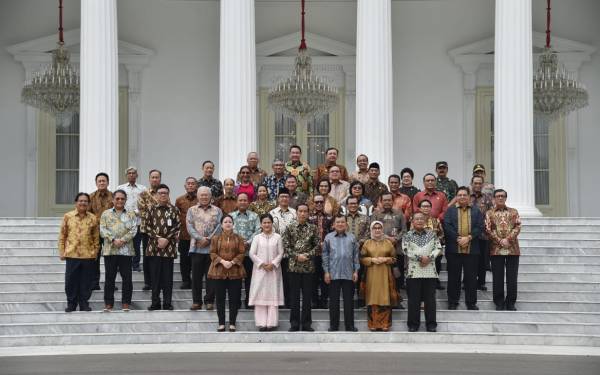 Presiden Jokowi dan Wapres JK bersama menteri Kabinet Kerja periode 2014-2019, foto bersama di tangga Istana Merdeka, Jakarta, Jumat (18/10). Foto: Biro BPMI Setpres