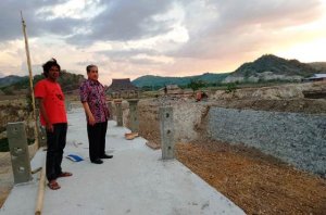 Manfaatkan Kesempatan Usai Salat, Dollah Mando Tinjau Dua Proyek