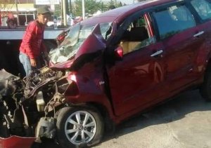 Truk Sedang Antre di SPBU… Tiba-tiba Ditabrak Pengendara Mobil, Begini Jadinya