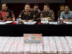 Tumpukan Uang Luasnya Lebih dari Kasur Single Bed, Ternyata Barang Bukti