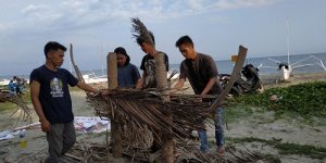 Aksi Bersih Pantai Ba’Batoa Mahasiswa KKN UNM