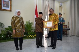 Gubernur Sulsel Terima Anugerah Paramakarya 2019