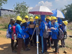 Praktek Pemetaan, Siswa SMKN 1 Sorong Papua Gunakan Peralatan Digital Theodolit
