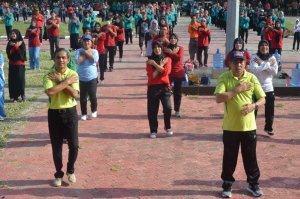HUT Korpri, Dollah Mando Berbaur dengan Ribuan Peserta Senam Massal