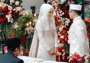 Resmi Menikah, Dian Pelangi Pakai Baju Rancangan Sendiri