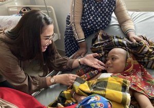 Empati  Andi Debbie Purnama Rusdin , Wajah Bocah SD Penderita Tumor Kini Semringah