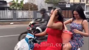 Cewek Cantik yang Mandi di Atas Motor Mengaku Bersalah