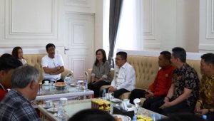 Datang ke Palopo, Mantan Gubernur DKI Disuguhi Kapurung dan Durian