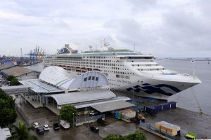 Foto Kapal Pesiar Sun Princess Sandar di Dermaga Pelabuhan Soekarno-Hatta