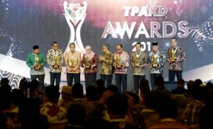 Disaksikan Jokowi, Gubernur NA Terima Penghargaan  untuk Sulsel