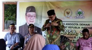 Reses, Supriansa Teteskan Air Mata, Ketika Warga Soppeng Mengadu dan Menangis