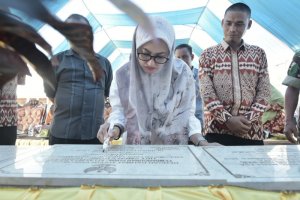 Bupati Indah Dorong Ibu Usia Muda Terus Melanjutkan Pendidikan
