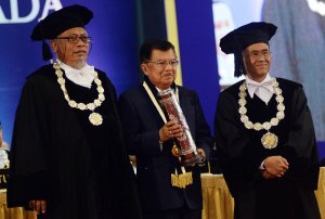 FOTO: Jusuf Kalla Terima Hamengku Buwono IX Award dari UGM