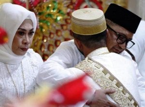 Menikah di Makassar, Pengusaha Papua Asal Wajo Hadirkan Penyanyi Anji dan Doorprize Smartphone
