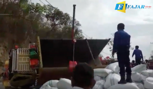 Damkar Wajo Evakuasi Truk Pengakut Gabah yang Terguling