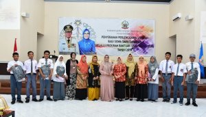 Lies F Nurdin Serahkan Bantuan Perlengkapan Sekolah Untuk 2.500 Siswa
