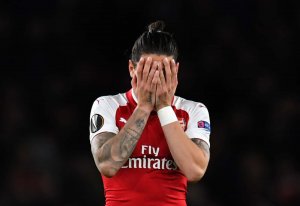 Pusing Cari Bek Kanan, Barcelona Nego Arsenal untuk Beli Bellerin