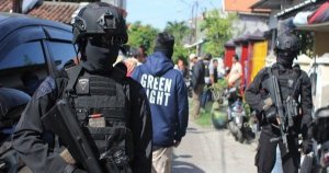 Densus 88 Antiteror Tangkap FA dan Istri, Buku Tabungan Disita