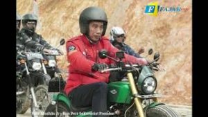 Naik Motor Custom, Jokowi Jajal Perbatasan RI-Malaysia