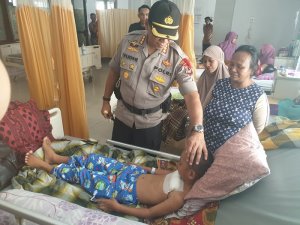 Penderita Tumor Sumang  Terharu Kembali Dijeguk Kapolrestabes Makassar