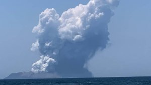 Gunung Berapi di White Island, Selandia Baru Meletus