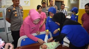 Cuma Modal Kardus, Bayi Dibuang di Depan Rumah Warga