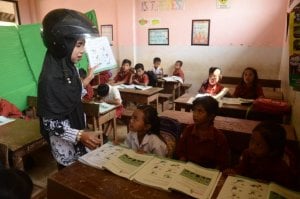 Trauma, Guru Mengajar Mengenakan Helm