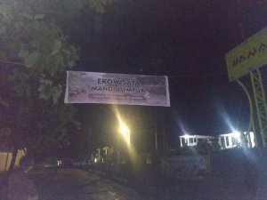 Kecewa Jalan Berlumpur Bertahun-tahun, Warga Tondong Tallasa Pasang Spanduk Mandi Lumpur