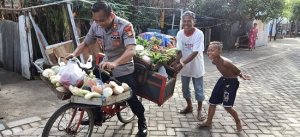 Lihat Nih, Aksi Kapolres Gowa AKBP Boy Samola Kayuh Sepeda Berdagang Sayur