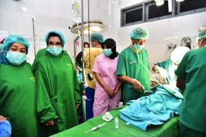 Digelar di 24 Kabupaten Kota, Lies F Nurdin Buka Baksos Operasi Celah Bibir