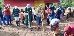 Istri Bupati Luwu Ikut Tanam Sayur Bersama Warga Balubu