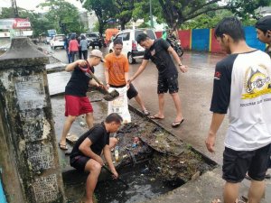 Cegah Banjir, Muda-mudi Mallengkeri Bersatu Bersihkan Got